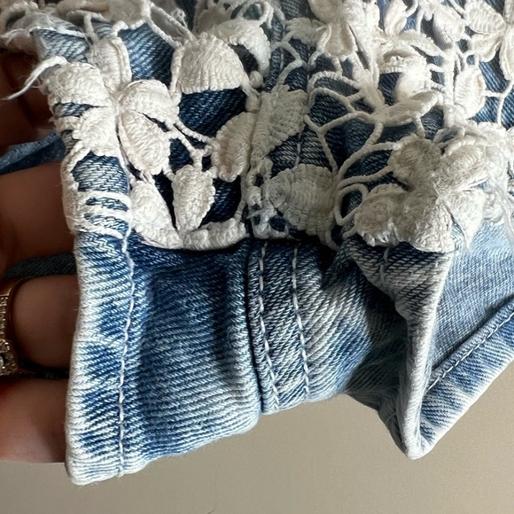 Roxy light Wash jeans shorts lace overlay size 3 - Picture 3 of 8